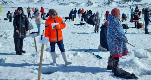 Жители Эгвекинота соревновались в ловле наваги на льду Залива Креста