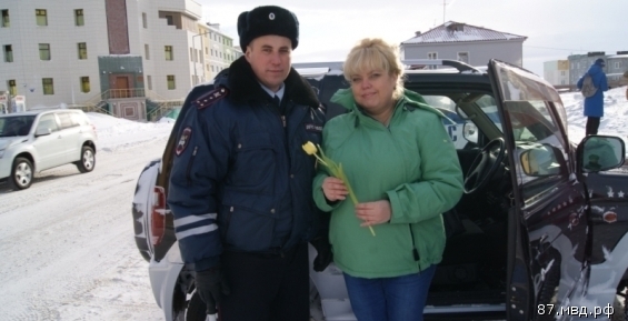 Полицейские Анадыря подарили автолюбительницам тюльпаны