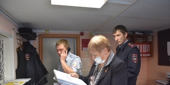 Заместитель председателя Общественного совета при окружном Управлении МВД Нина Щур посетила пункт полиции в поселке Угольные Копи 