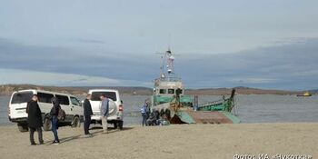 Пассажирские перевозки через Анадырский лиман временно выполняют баржи