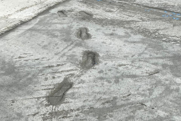 В Тавайвааме неизвестные оставили следы на бетоне