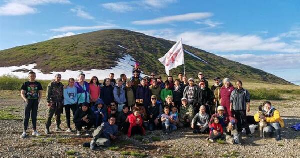 Восхождением на гору отметили День молодёжи активисты Анадыря
