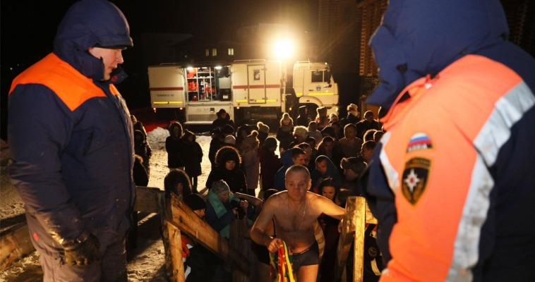 Около 200 человек поучаствовали в крещенских купаниях на Чукотке