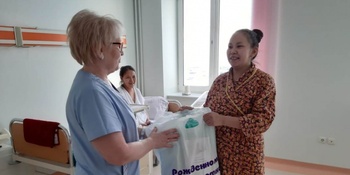 На Чукотке продолжат раздавать бесплатные наборы для новорожденных