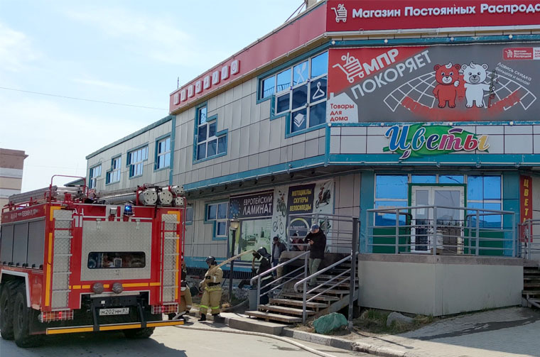 Работников и посетителей торгового центра в Анадыре эвакуировали из-за пожара
