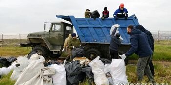 Два грузовика мусора собрали жители Тавайваама на берегу Анадырского лимана