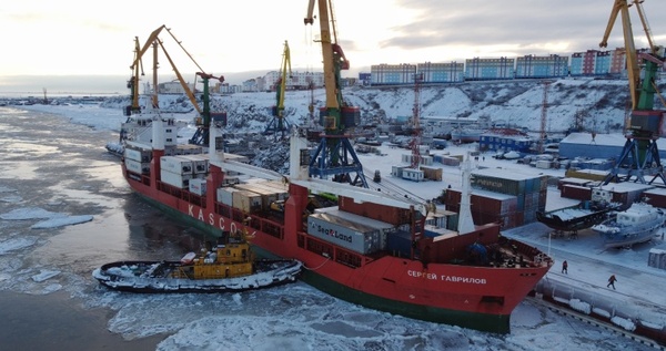 Более 4 тысяч тонн грузов доставил на Чукотку  "Сергей Гаврилов"
