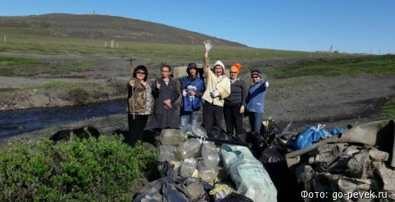 Жители Певека очистили берег озера от мусора и бутылок 
