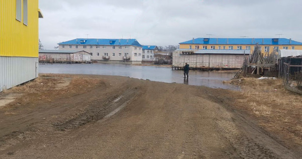 В селе Ваеги паводком подтопило дома и территорию школы