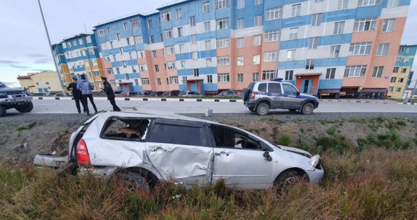 В Анадыре автомобиль опрокинулся в кювет и повредил дорожный знак