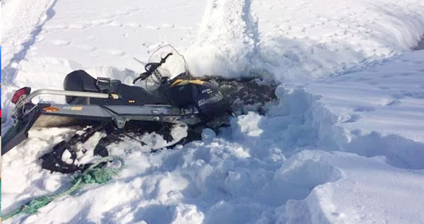 Снегоход с семьей провалился под лед на Чукотке