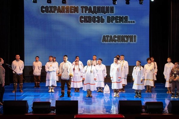 Эскимосский фольклорный ансамбль «Атасикун» отметил 35-летие творческой деятельности