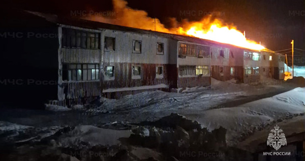 Семь жильцов эвакуировали из горящего дома в чукотском селе Рыркайпий