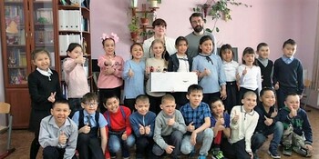 Алексей Вахрушев наградил победителей конкурса "Книга моря" из Чукотского района