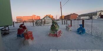 Здания в сёлах Чукотского района украсили гирляндами и снежными фигурами 