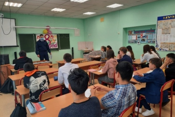 Заместитель руководителя Иультинского межрайонного следственного отдела провел профилактическую беседу с учащимися школы