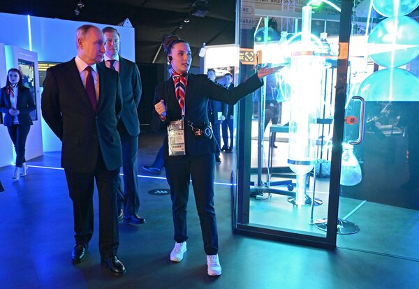 Президент впервые посетил выставку «Россия» на ВДНХ