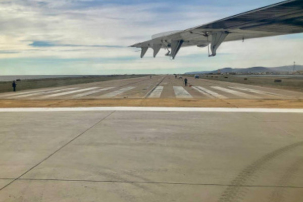 Аэропорт Певек начал принимать самолеты на отремонтированную половину взлетно-посадочной полосы