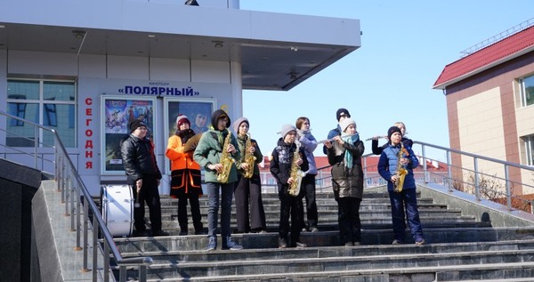 Соло на ступенях: Юные музыканты Анадыря посвятили концерт Дню Победы