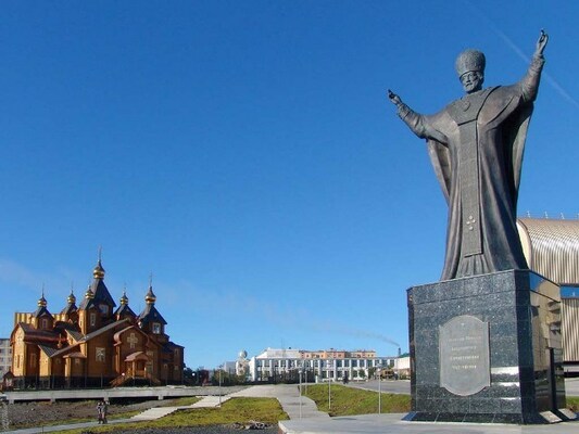 Памятник Николаю чудотворцу и Кафедральный собор.