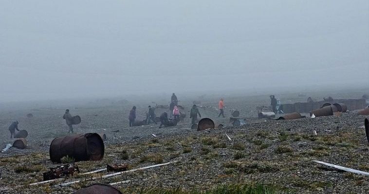 Более 500 пустых бочек собрали волонтёры у древнего эскимосского поселения Уназик