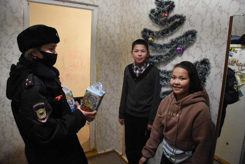 Сотрудники полиции МО МВД России «Анадырский» в рамках акции «Полицейский Дед Мороз» посетили малообеспеченные семьи, состоящие на профилактическом учёте