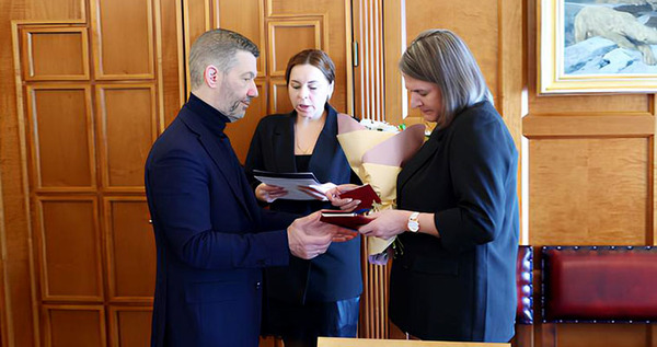 Губернатор Чукотки передал боевые награды семье погибшего бойца 