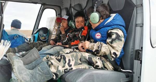 На вертолёте к маме: Детей оленеводов Анадырского района развезли по бригадам