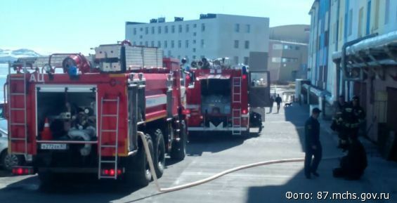 Огнеборцы Анадыря ликвидировали пожар в многоквартирном доме