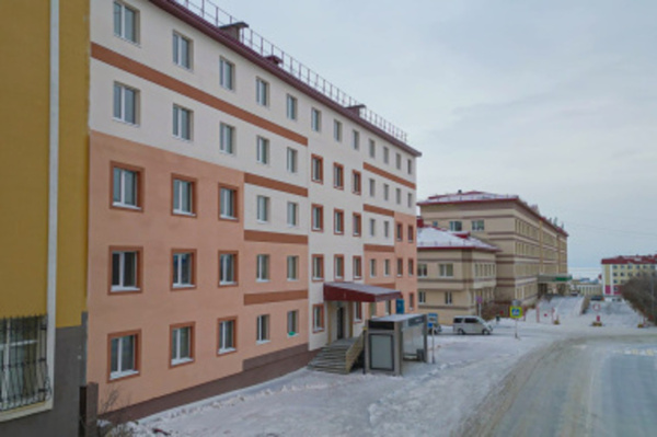 Ключи от отремонтированных комнат в общежитии получили медики Чукотской окружной больницы