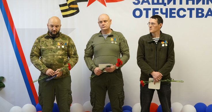 Участникам спецоперации из добровольческого отряда "Тигр" вручили награды в Анадыре