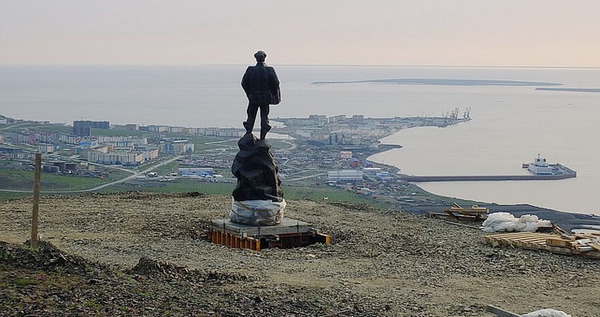 Памятник Олегу Куваеву установили на сопке рядом с Певеком