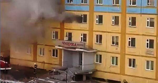 Жильцов многоэтажного дома эвакуировали из-за пожара в Анадыре