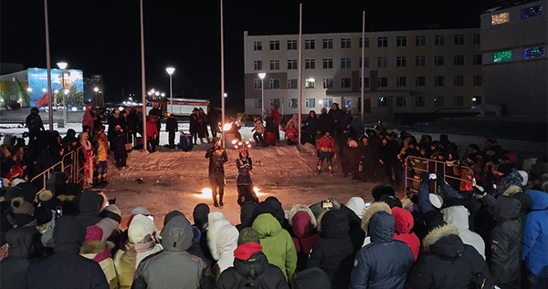 Жители Анадыря встретили новый год концертом и огненным шоу
