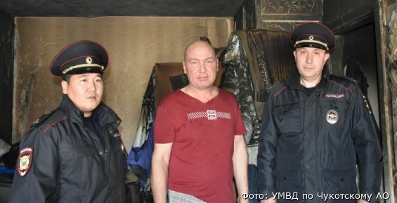 Полицейские Анадыря спасли мужчину из горящей квартиры
