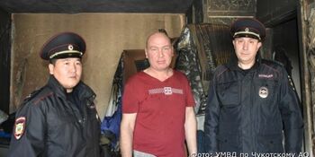 Полицейские Анадыря спасли мужчину из горящей квартиры