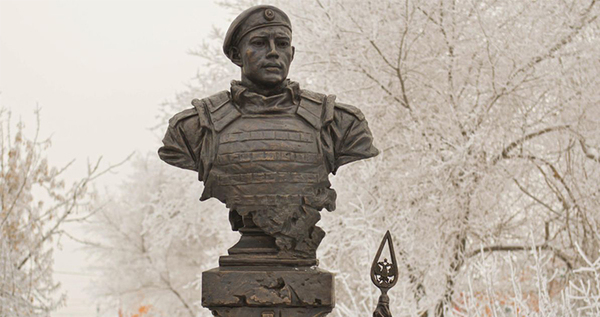 Памятник Герою России из Чукотского АО установили в Абакане 