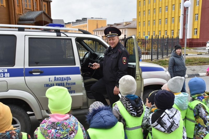Сотрудники Госавтоинспекции окружного Управления МВД России провели экскурсию для воспитанников детского сада «Ладушки»
