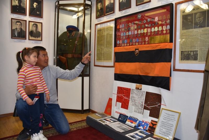 На Чукотке ветеранская организация подарила музею полиции полный комплект копий государственных наград СССР периода Великой Отечественной войны