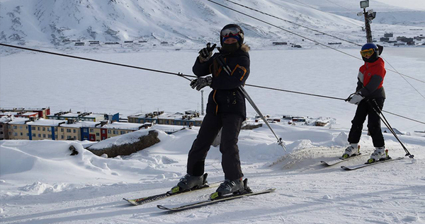 В окружных соревнованиях по горнолыжному спорту участвуют более 50 спортсменов