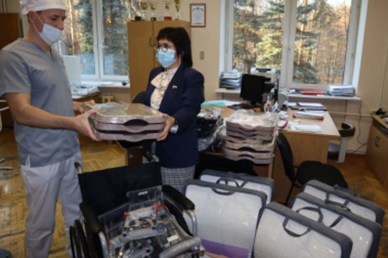 Депутат Госдумы Елена Евтюхова навестила раненых участников спецоперации в военном госпитале