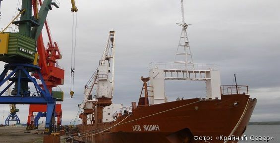Пять теплоходов с грузами для Майского придут в порт Певек в 2017 году