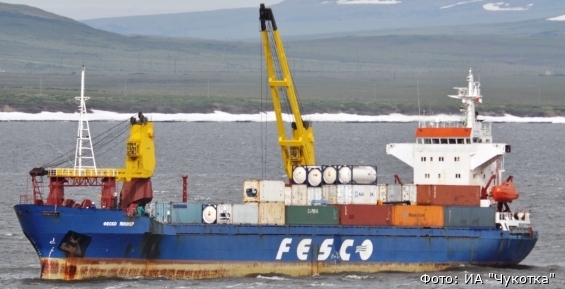 Сухогруз "ФЕСКО Пионер" доставил в Анадырь 88 контейнеров с продуктами