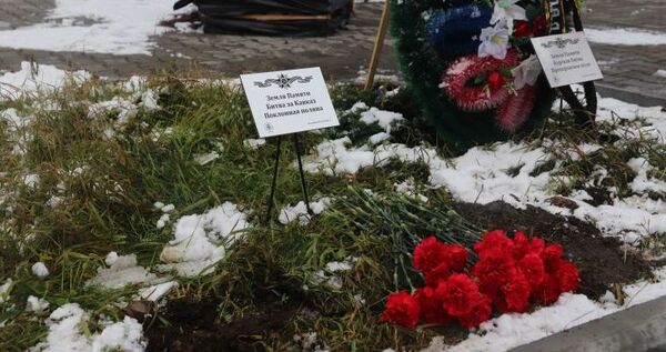 Землю с Поклонной поляны Кавказа заложили у мемориала "Чукотка-фронту"