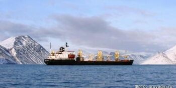 Первый в этом году танкер разгружают в чукотском порту Провидения