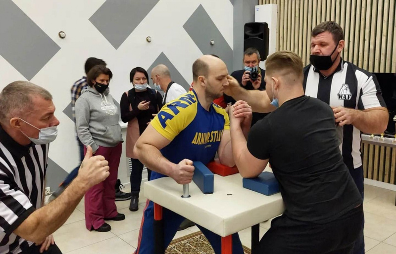 По 30 тысяч рублей получили победители турнира по армрестлингу в Анадыре 