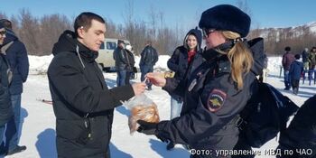 На Чукотке лейтенант полиции меняла пирожки на сигареты