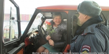 Госавтоинспекторы устроили «цветочный патруль» в столице Чукотки