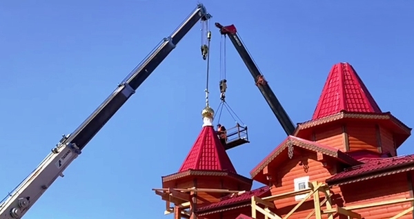 Купола и колокола установили на новый храм в посёлке Угольные Копи