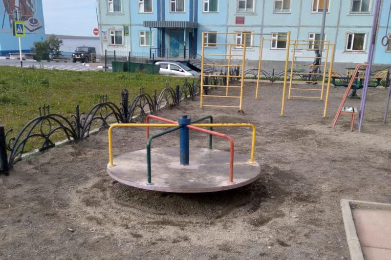 В Анадыре продолжается текущий ремонт детских площадок